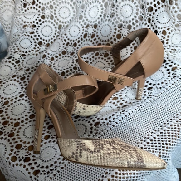 Vntg High heel by BCBGeneration color beige textured w/clasp strap, size 8.5” - Picture 3 of 8